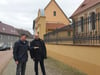 Vier der Steine sollen in der Langen Straße am Museum Synagoge Gröbzig verlegt werden. Hier Dirk Honsa (li.) und Thomas Schneider vom Trägerverein des Museums, dessen neue Ausstellung Ende des Jahres nach umfangreichen Umbauarbeiten eröffnet werden soll.