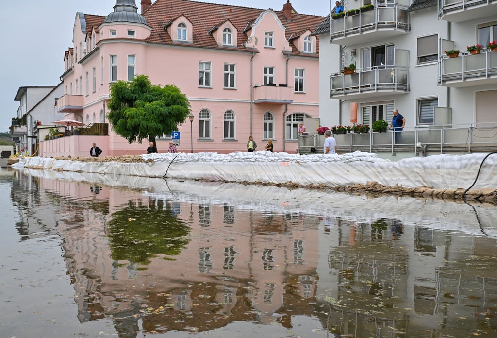 Erste Straßen sind in Eisenhüttenstadt überflutet. Die Stadt muss sich auf weiter steigende Wasserstände einstellen.