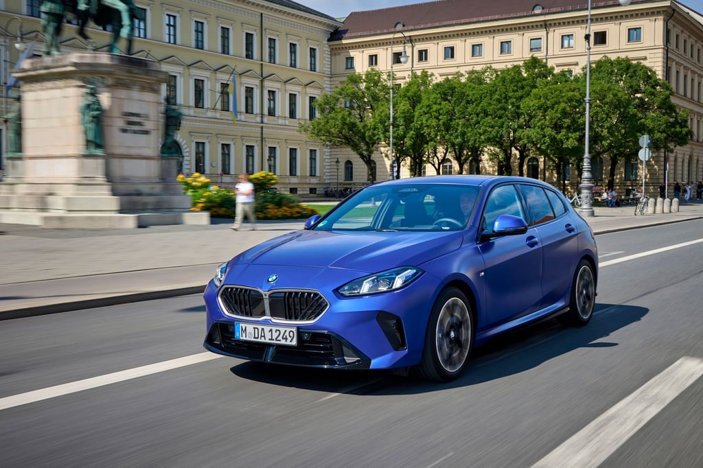 Aufgefrischte Frontpartie, aktualisiertes Interieur und modernisierte Motoren: Ab Oktober kommt der überarbeitete BMW 1er auf den Markt.