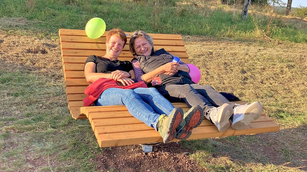 Heike Gebelein und Steffi Krusch (v. l.) testen die neue Sonnenliege.