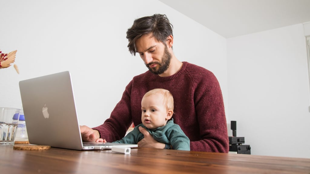 „Teamwork“ im Homeoffice? Schließt die Kita ungeplant, stehen berufstätige Eltern vor der Frage, wie sie nun die Kinderbetreuung organisieren.