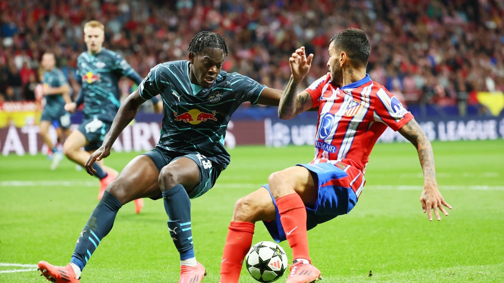 Castello Lukeba von RB Leipzig versucht Angel Correa vom Ball zu trennen.