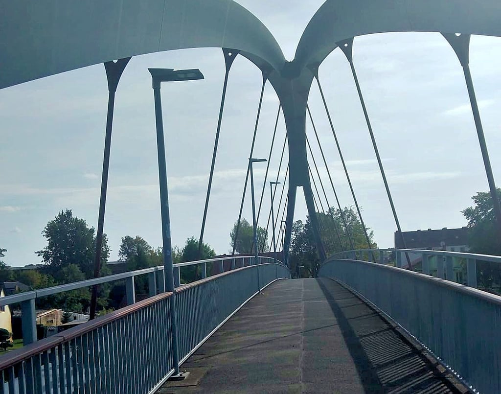 Genthiner Passanten rätseln über Lichtarmut an der Henkel-Fußgängerbrücke.