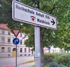 Ein Aufkleber mit den Farben der Reichsflagge an der Bahnhofstraße. 