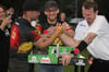 Benefizfußballabend in Bebertal: Armwrestler Matthias Schlitte mit Fabian und Jan Täger im Showwettkampf