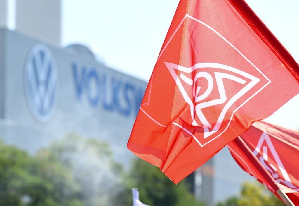 Wegen der neuen Sparpläne bei VW wurde die Tarifrunde vorgezogen. Neben der Entgeltrunde geht es auch um die von VW gekündigte Beschäftigungssicherung. (Archivbild)
