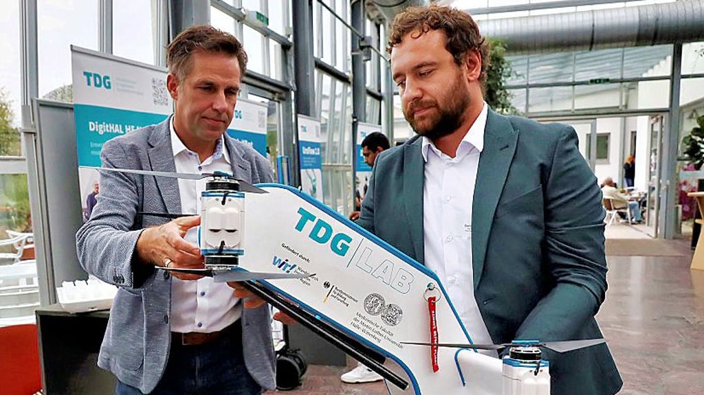 Martin Grünthal (links) und David Rieck präsentieren die Drohne.