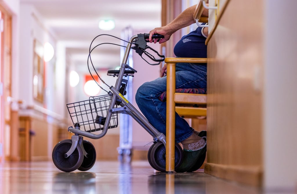 Der DAK-Pflegereport warnt: Das Ausscheiden der Boomer dürfte die Personalnot in der Pflege in Niedersachsen verschärfen. (Symbolbild)