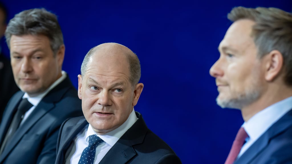 Kanzler Scholz berät mit Wirtschaftsminister Habeck und Finanzminister Lindner, was mit den für Intel geplanten Milliarden geschieht. Reservieren oder für deutsche Wirtschaft ausgeben?