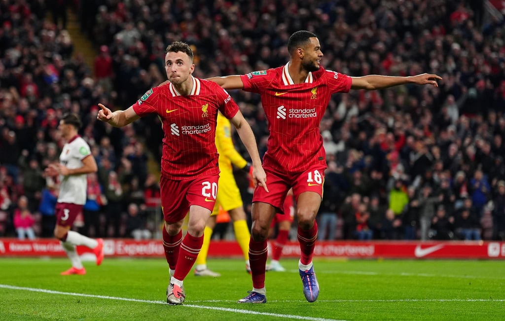 Zweifacher Torschütze für den FC Liverpool: Der Portugiese Diogo Jota (l).
