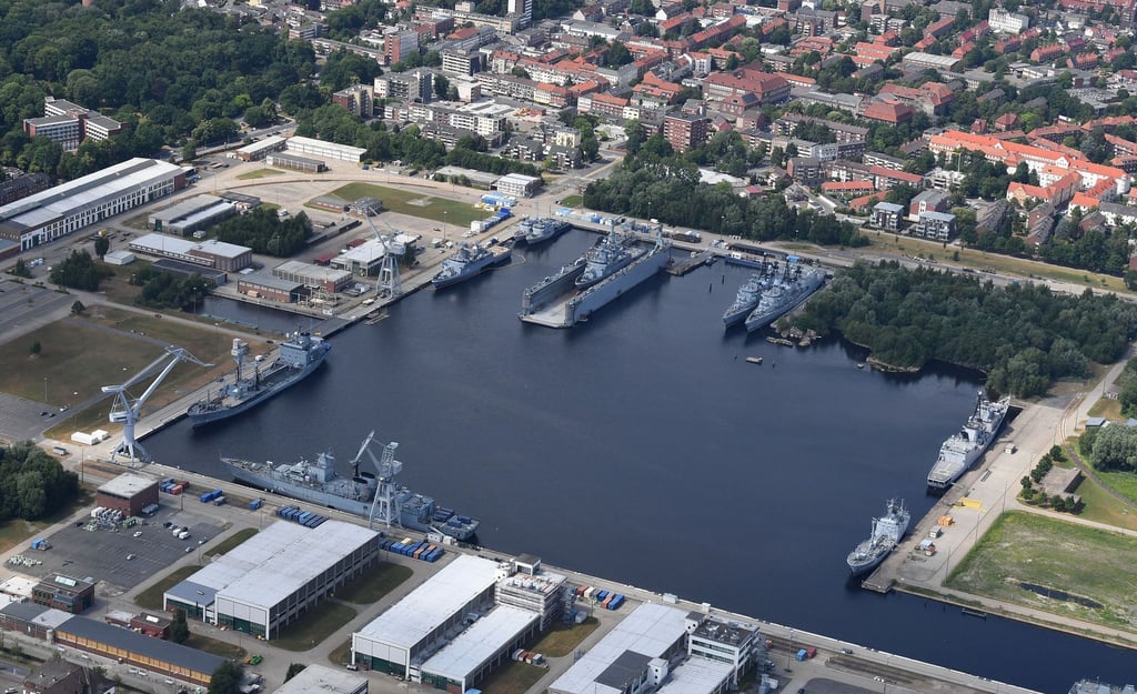 Zeugen wollen Drohnen über dem Marineasenal in Wilhelmshaven gesehen haben - die Polizei hat die Ermittlungen inzwischen eingestellt. (Archivfoto)