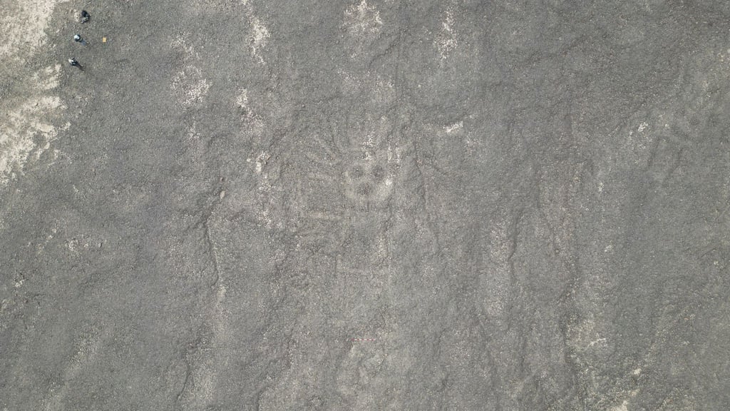 Eine 18 Meter lange reliefartige Geoglyphe, die einen Menschen darstellt, wurde im Süden Perus entdeckt.