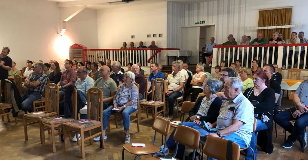 Wenige Plätze blieben am Montagabend leer, als die Machbarkeitsstudie für das Ikig im Gasthof Henning in Nessa vorgestellt wurde.
