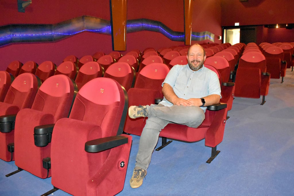 Genau wie das Lesen von Büchern will das Sehen von Filmen gelernt sein. Kino-Betreiber Andreas Ronneberger nimmt an der SchulKinoWoche teil und ermöglicht so Kindern, einen Kinobesuch mit der Klasse zu erleben.