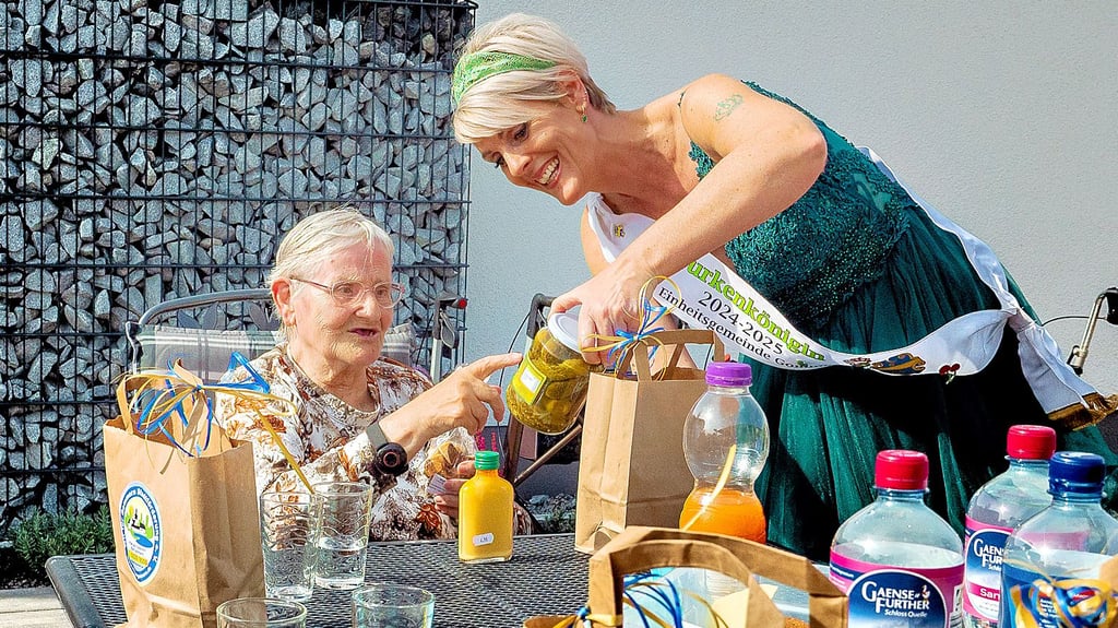 Gurkenkönigin Diana II. besucht Bewohner des Ehle Domizils.