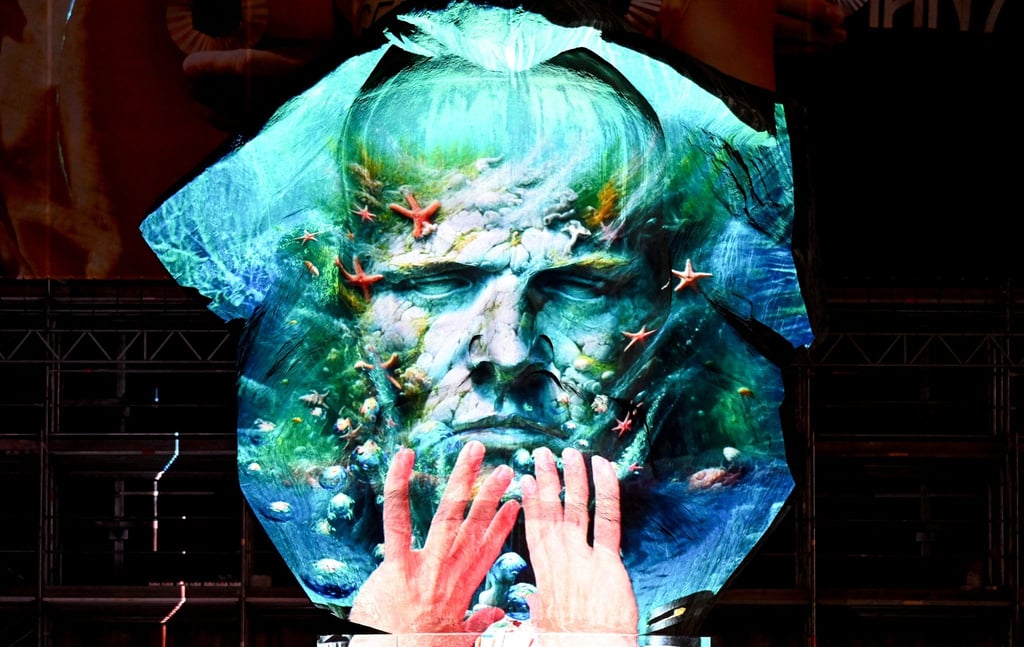 Während des Festivals wird auch der berühmte Karl-Marx-Kopf illuminiert.