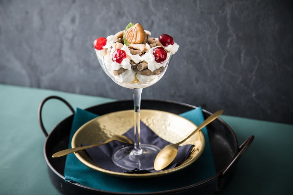 Klassisch dekoriert: Vermicelles aus Maronenpüree, Meringues, Cocktailkirschen, Sahne und Minze.