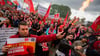 Zum Tarifauftakt in Hannover protestieren Tausende Mitarbeiter gegen die VW-Sarpläne.