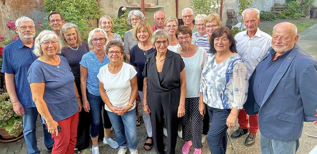 Die Teilnehmer des Klassentreffens anlässlich des Goldenen Abiturs.