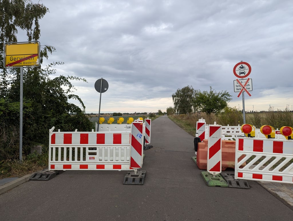 Am Mittwochnachmittag wurde die Absperrung am Körbelitzer Weg so eingerichtet, dass Radfahrer die Strecke zwischen Gerwisch und Körbelitz weiterhin nutzen können, aber Kraftfahrer nicht mehr. Zuvor war die Sperrschranke auf dem Weg von Autofahrern auf dem Grünstreifen umfahren worden.