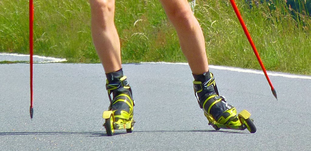 Auf dem neuen Multifunktions-Kleinfeld-Sportplatz kann auch mit Skirollern trainiert werden.