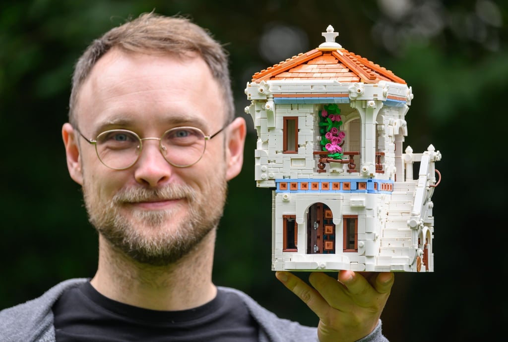 Martin Gebert, Lego-Baumeister aus Dresden, hält eine Villa aus Legosteinen in der Hand, die als Teil seines Weinbergs im Lego House im dänischen Billund zu sehen sein wird.