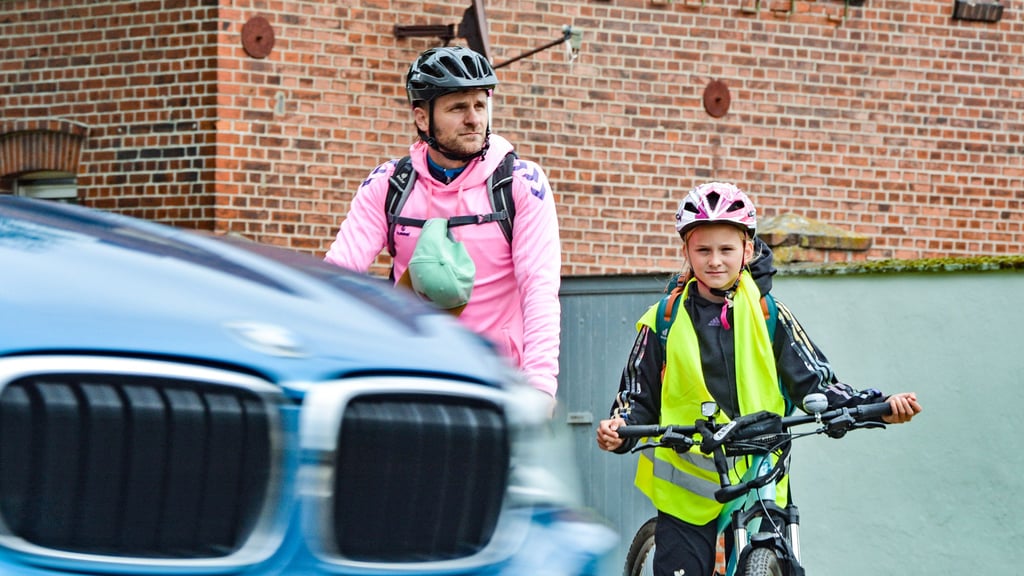 Sören Große und Tochter Lotta aus Elbeu brauchen täglich mehrere Minuten, um morgens über die vielbefahrene Kreisstraße zu kommen. Auch an das Tempolimit hält sich dort kaum jemand, merkt der Vater an. Eltern fordern nun einen Zebrastreifen.