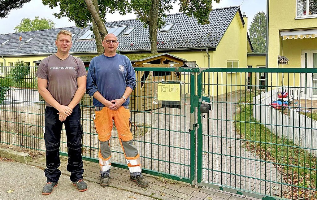 Ortsbürgermeister und Ortswehrleiter Henry Rousseau (l.) sowie Stadtwehrleiter Steffen Münter stehen vor der alten Kita in Raguhn – ihrem Favoriten für den Naubau des Gerätehauses.