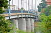 Die Friedensbrücke in Magdeburg über die Alte Elbe als Teil des Nordbrückenzuges muss dringend saniert werden, weil sie Risse aufweist. Aktuell wird ein Sanierungsplan erstellt.