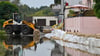 Ein Sandsack-Wall wird in einem Stadtteil von Eisenhüttenstadt verstärkt. Dort hat das Hochwasser Straßen überflutet.