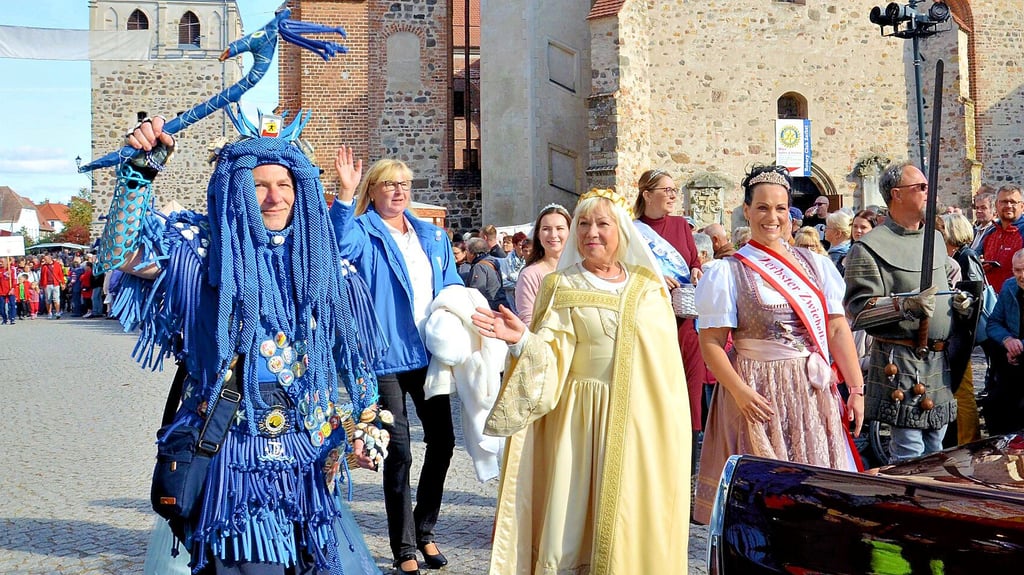 Die Zerbster Zwiebelkönigin Stefanie Stutterheim (r.) – hier bei einem früheren Festumzug zum Bollenmarkt – jetzt Erntedankfest – wird in diesem Jahr den hoheitlichen Staffelstab weiterreichen.