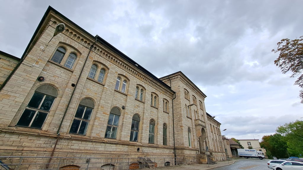 Die Stadt Weißenfels erwägt, das erworbene Bahnhofsgebäude in Weißenfels wieder zu verkaufen.
