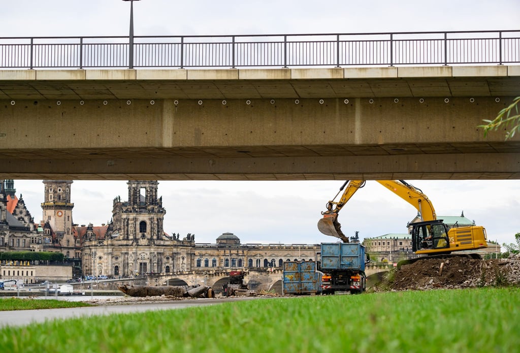 Arbeiten für Abbruch des zerstörten Teils der Caraolabrücke