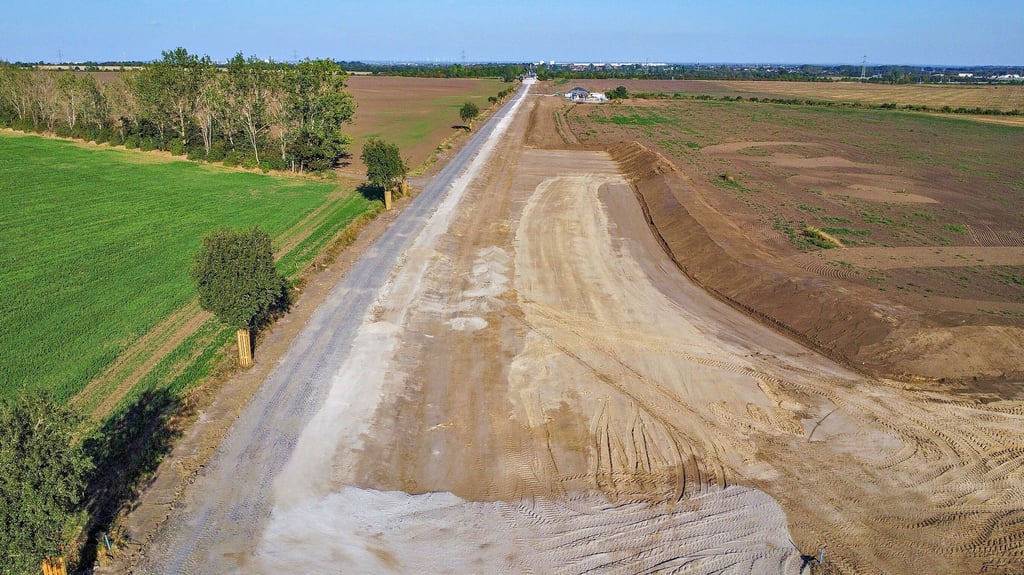 Der Ausbau der L50 bei Schleibnitz geht voran. Die künftige Spurbreite ist schon einmal angedeutet worden, wie es dieses Luftbild aussagt. Auf der Umleitungsstrecke über Hohendodeleben forder die Bürger jetzt den Blitzereinsatz.