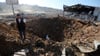 Ein libanesischer Polizist steht in der Nähe eines Kraters nach einem israelischen Luftangriff auf einen Hangar im Südlibanon.