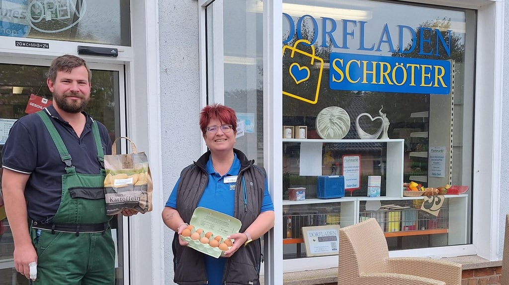 Maik Burzlaff wollte bei Silke Schröter in Angern eigentlich nur seine Eier und Kartoffeln verkaufen. Jetzt übernimmt er den Laden.