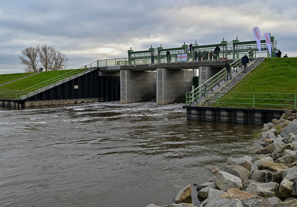 Über das Einlassbauwerk für den Flutungspolder im Nationalpark untres Odertal strömt das Wasser. Asngersicht dr Hochwasser