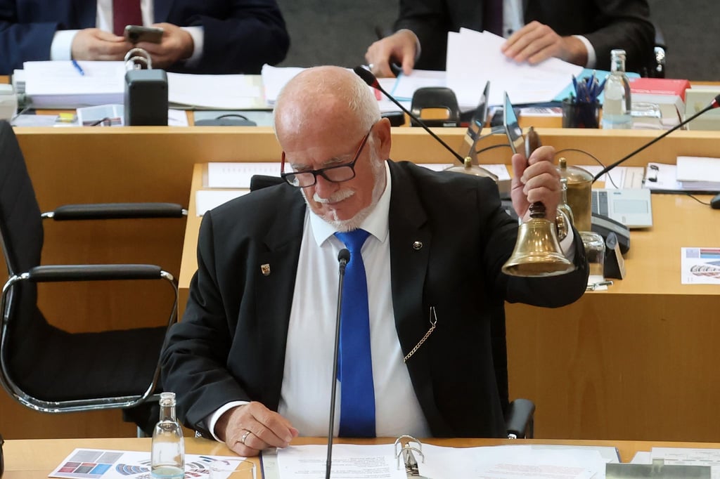 Der AfD-Abgeordnete Jürgen Treutler leitet als Alterspräsident die erste Sitzung des neuen Thüringer Landtags.
