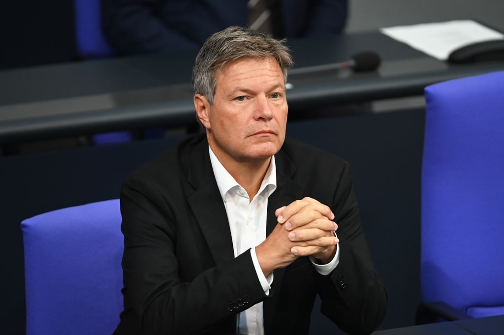 Manche Grüne fragen sich, ob eine Kanzlerkandidatur angesichts von Umfragewerten um die zehn Prozent überhaupt realistisch ist. Bundeswirtschaftsminister Robert Habeck sagt, das solle auf dem Bundesparteitag Mitte November geklärt werden.