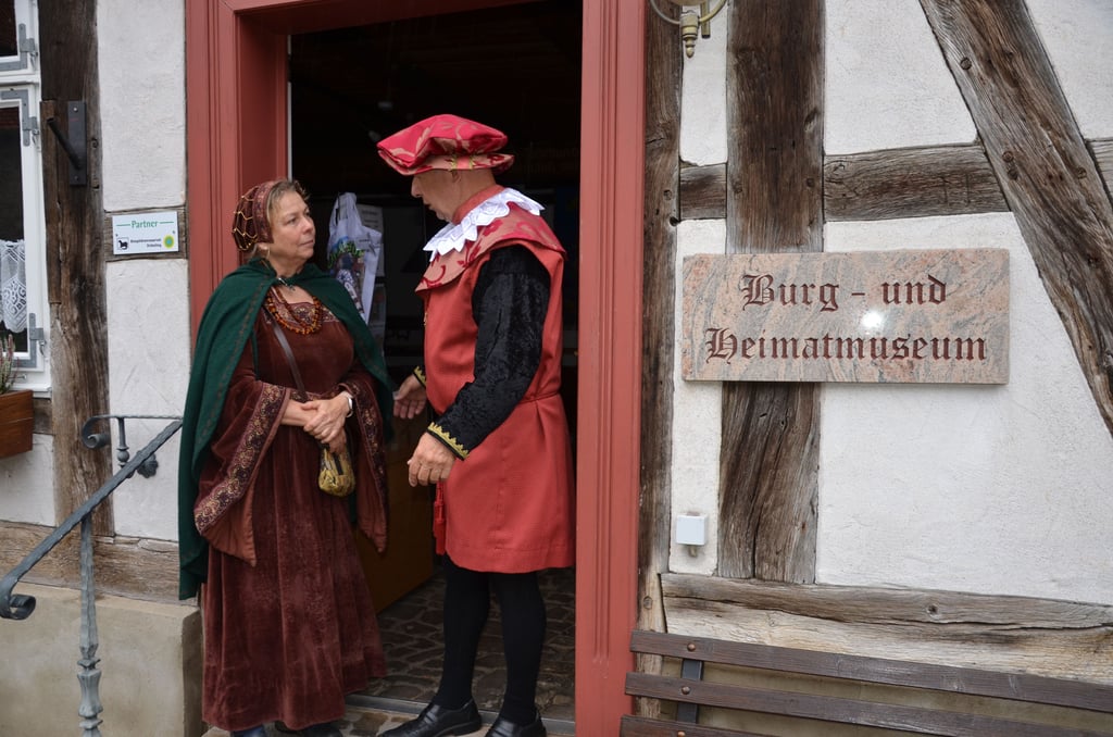 Christiane Schüttrump von der AG Tourismus steht mit Ulrich Pettke vom Heimatverein vor dem Burg- und Heimatmuseum.
