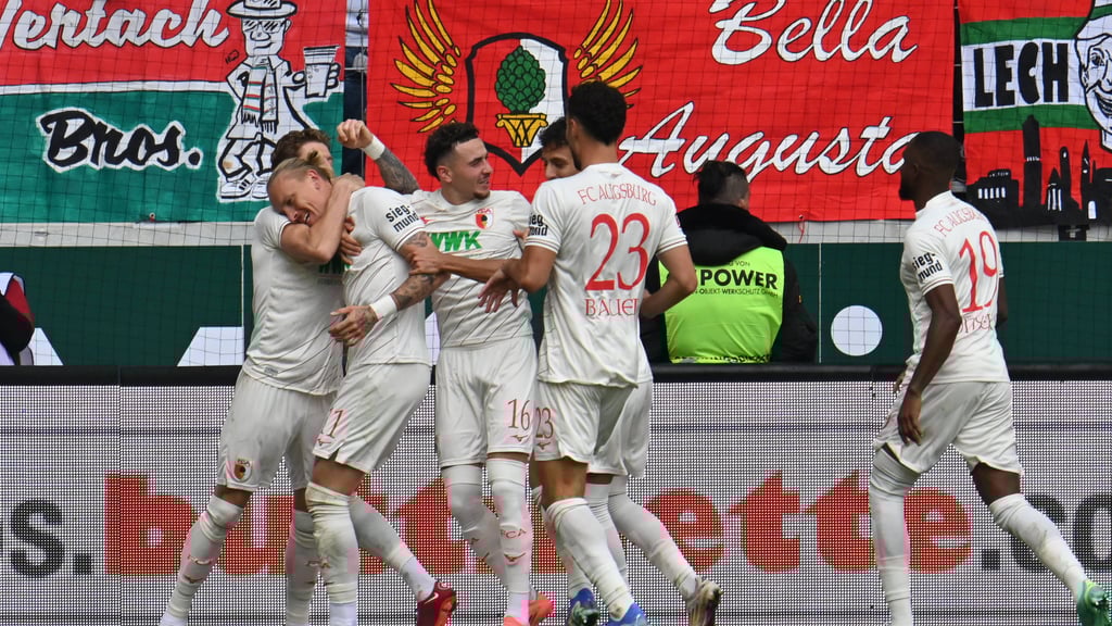 Der FC Augsburg jubelt. (Archivbild)