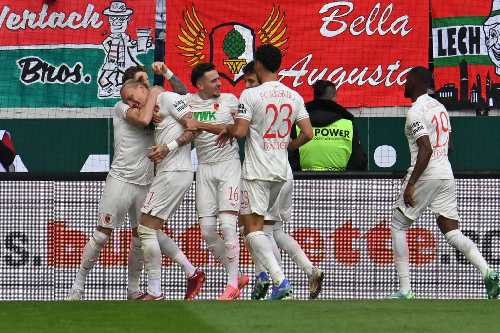 Der FC Augsburg jubelt. (Archivbild)