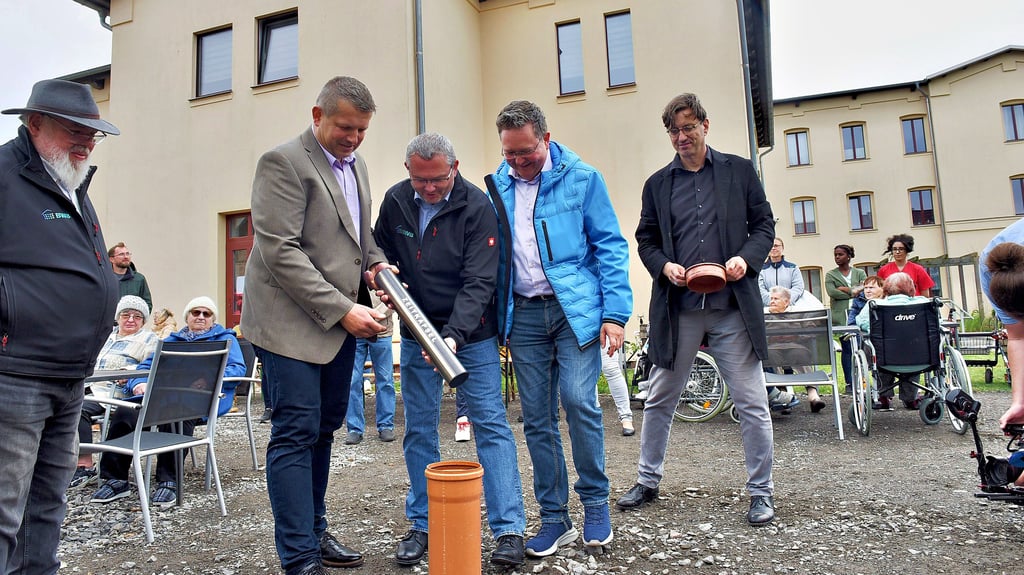 Ein Gruß an die Nachwelt: Eine  Zeitkapsel mit Münzen und anderen Dokumenten wurde zur Grundsteinlegung in der Erde versenkt.