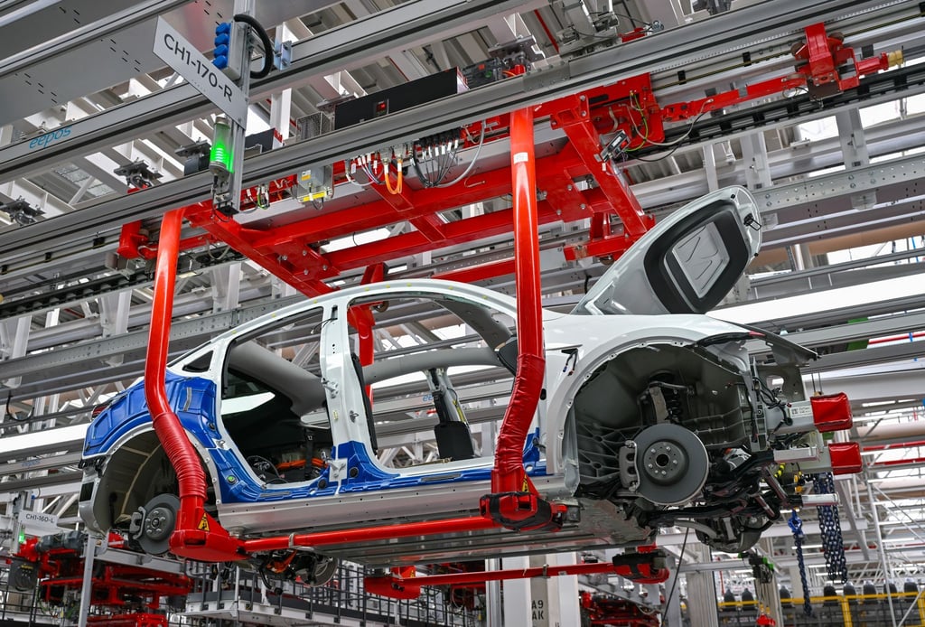Einblick ins Tesla-Werk in Grünheide bei Berlin bei der Autoproduktion (Archivbild).