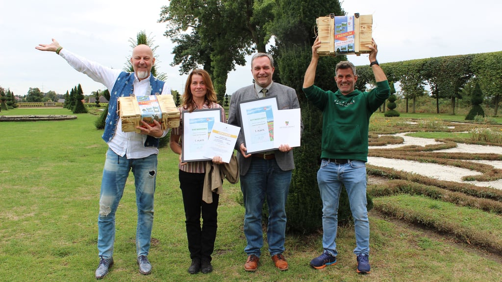 Die Urkunden und Geschenke haben Jens Alicke (l.) und Maren Meyer-Rusche für Groß Santersleben und Dominik Weitz mit Stefan Pasemann für Rottmersleben entgegen genommen.
