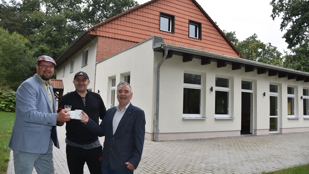 Mit Kaffee stoßen Landrat Martin Stichnoth (v.l.), Gastwirt Jihad Yagan und Calvördes Bürgermeister Hubertus Nitzschke auf den Neustart des Gaststättenbetriebes im Calvörder Grieps an. Voraussichtlich Ende Oktober soll das Gasthaus mit Pension eröffnet werden.