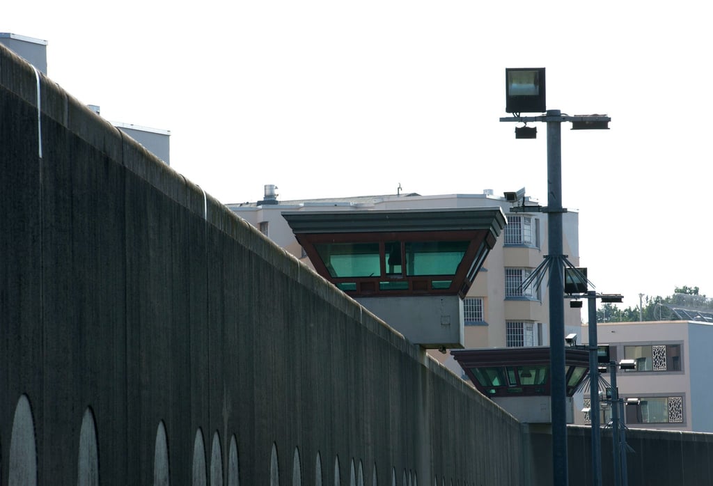 Ein Justizbeamter soll Handys ins Gefängnis Tegel geschmuggelt haben.