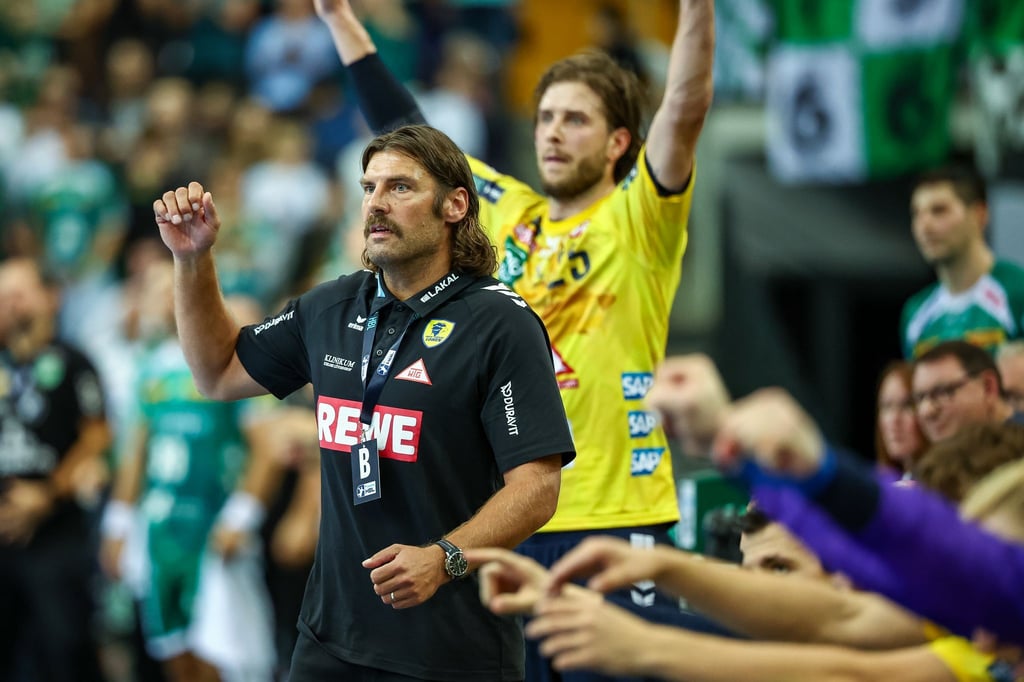 Löwen-Trainer Sebastian Hinze bejubelt einen Treffer seines Teams.