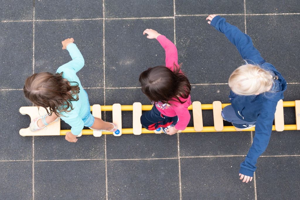 Die Zahl der Kinder unter drei Jahren in Kindertagesbetreuung ist zum 1. März 2024 im Vorjahresvergleich um rund 8.400 auf insgesamt 848.200 Kinder gesunken (Symbolbild).
