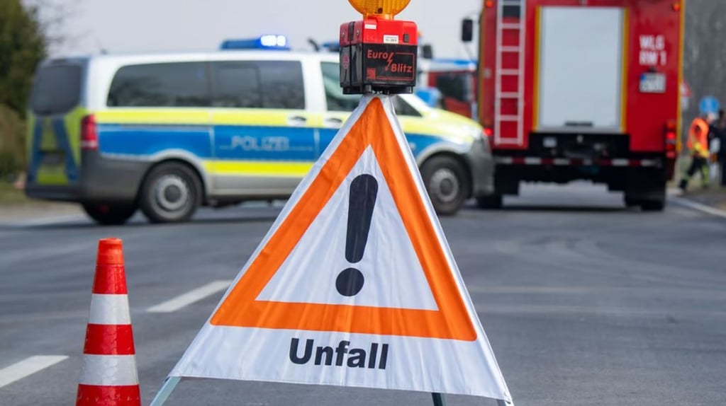 Nach einem Unfall war die B180 bei Albersroda voll gesperrt.